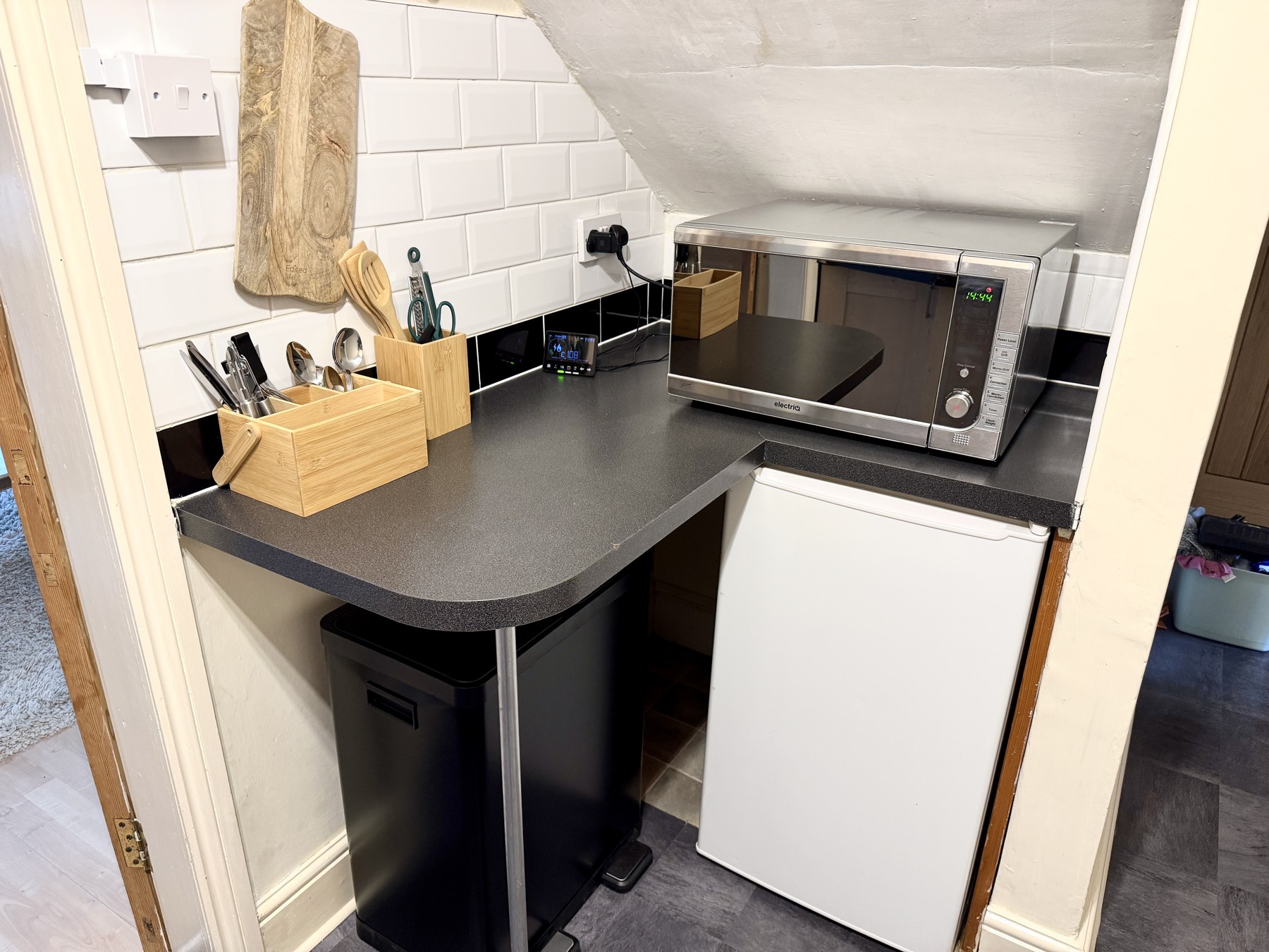 Fully equipped kitchen with washing machine, hob and sink
